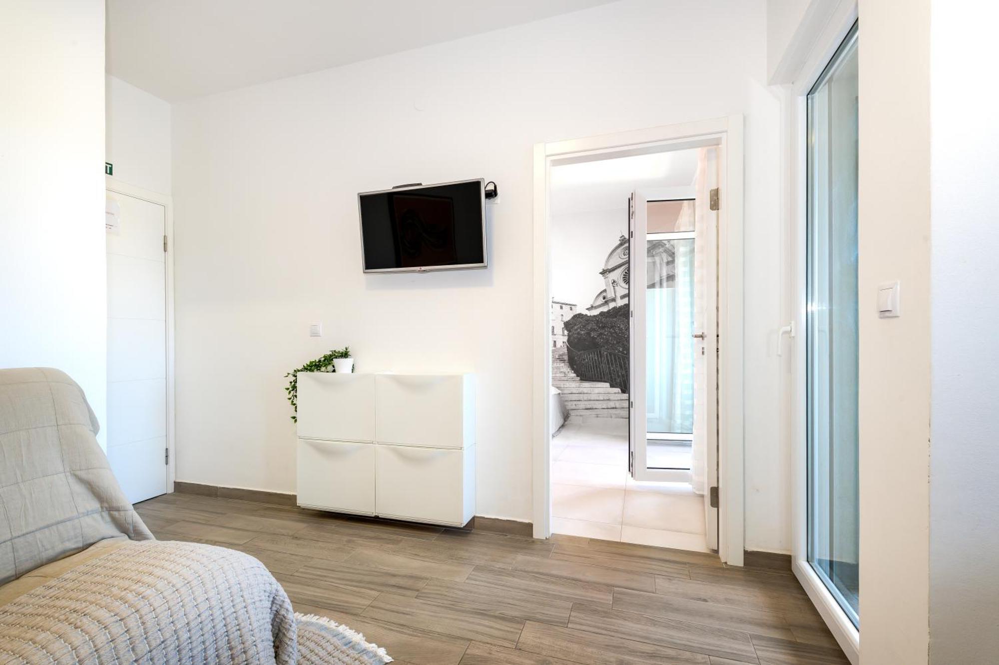 Ojra New Apartment With Seaview 希贝尼克 外观 照片